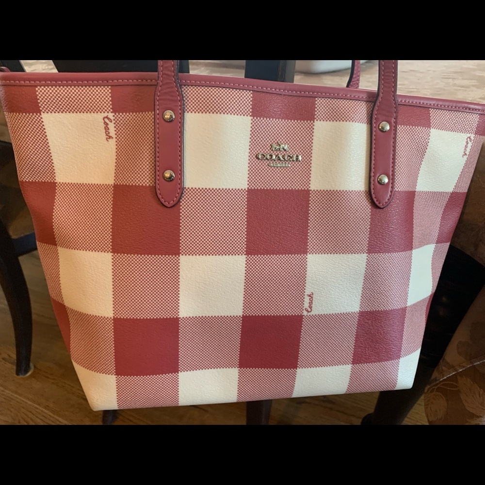 Coach summer bag!! Beautiful color, in great shape!